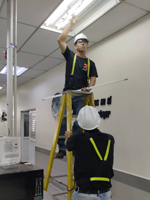 Suministro e instalación de luminaria